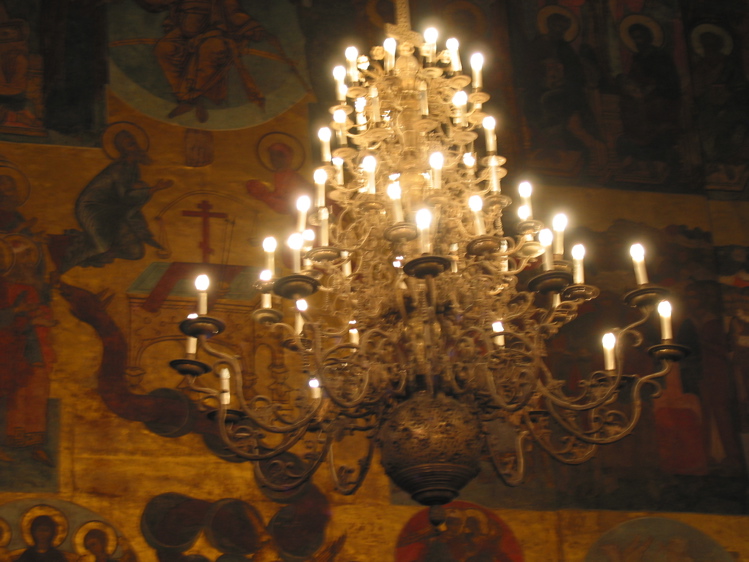Ljós inní Assumption kirkjunni