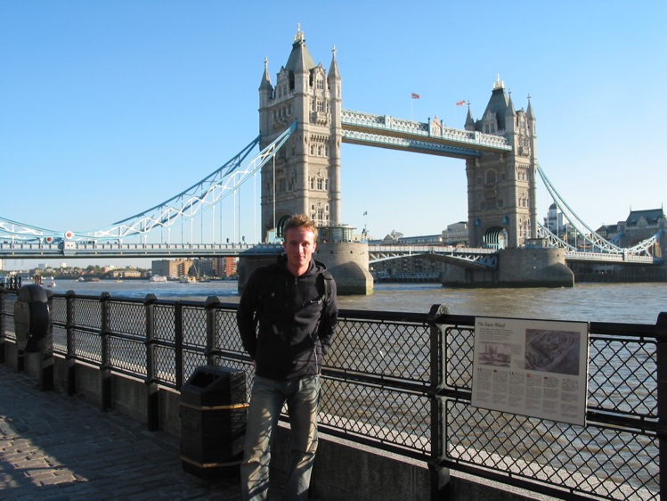 Ég hjá Tower Bridge